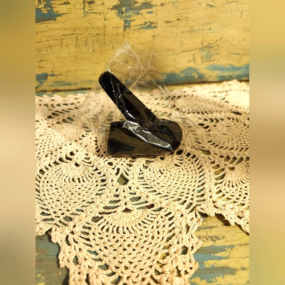 NEW BLACK RING HOLDER / RING DISPLAY - Picture 3 of 3